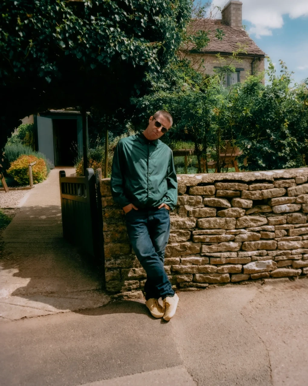 Liam Gallagher degli Oasis e Clarks continuano la loro collaborazione con la seconda collaborazione che fa rivivere lo stile delle calzature Y2K