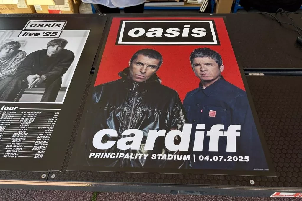 Il merchandising del Principality Stadium degli Oasis include articoli esclusivi Adidas Cardiff e un poster che costa £ 40