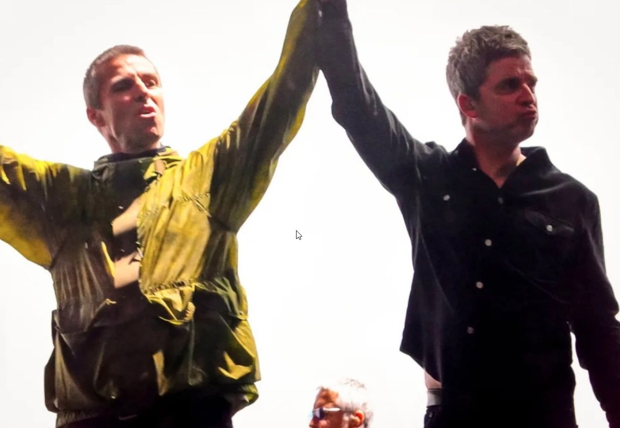 Video - Oasis live a Cardiff seconda serata - novità su Whatever con siparietto tra i fratelli