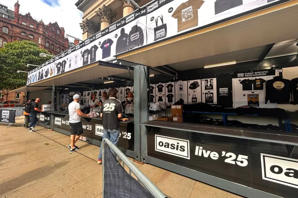 Manchester si sta preparando per il ritorno degli Oasis ad Heaton Park
