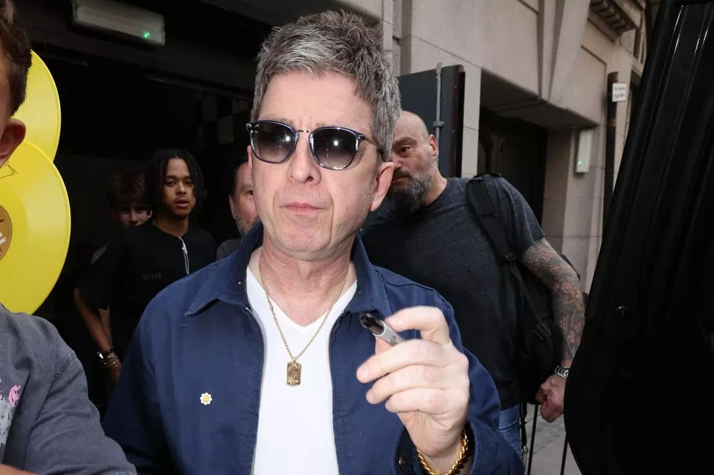 Noel Gallagher visto per la prima volta a Manchester prima del concerto di ritorno degli Heaton Park Oasis - mentre fa il check-in in un hotel