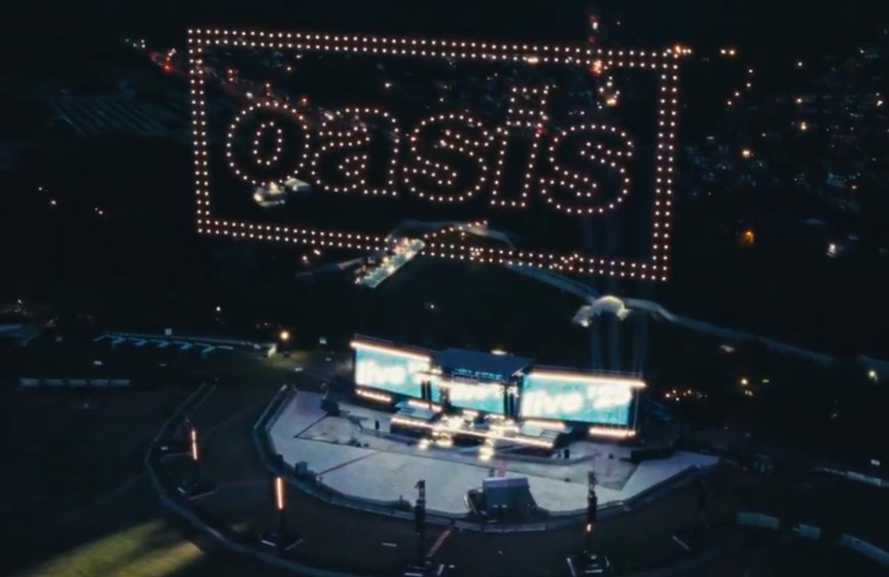 Video - Droni disegnano la scritta Oasis su Heaton Park
