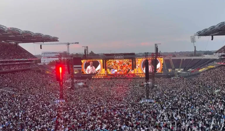 Liam Gallagher dedica una canzone  all'amata mamma Peggy al concerto di Croke Park