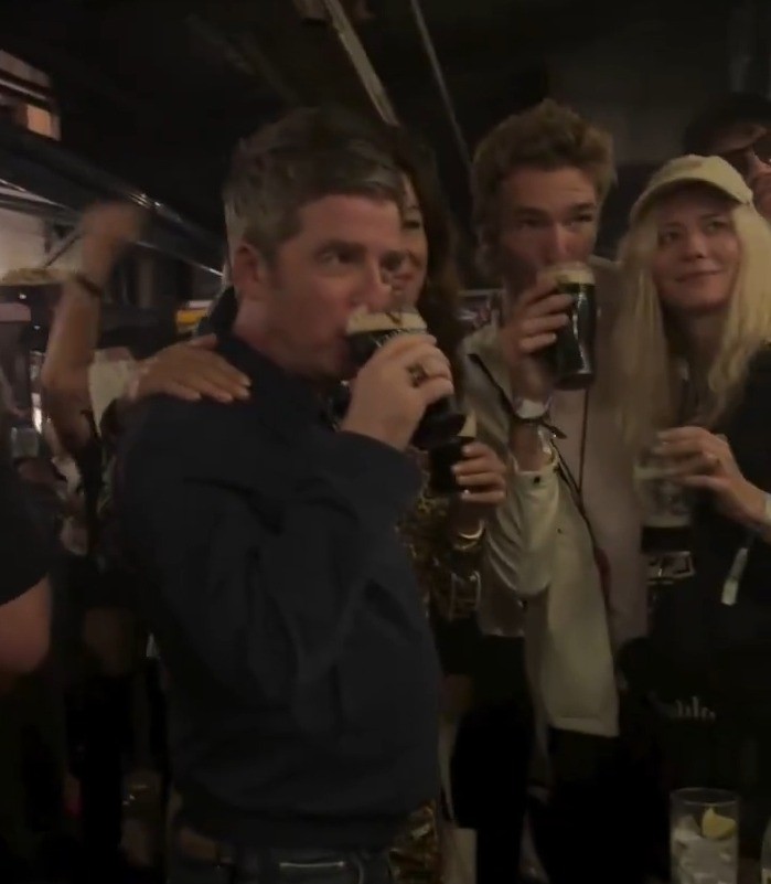 Noel Gallagher festeggia con suoi amici in un pub di Dublino prima del tour Americano