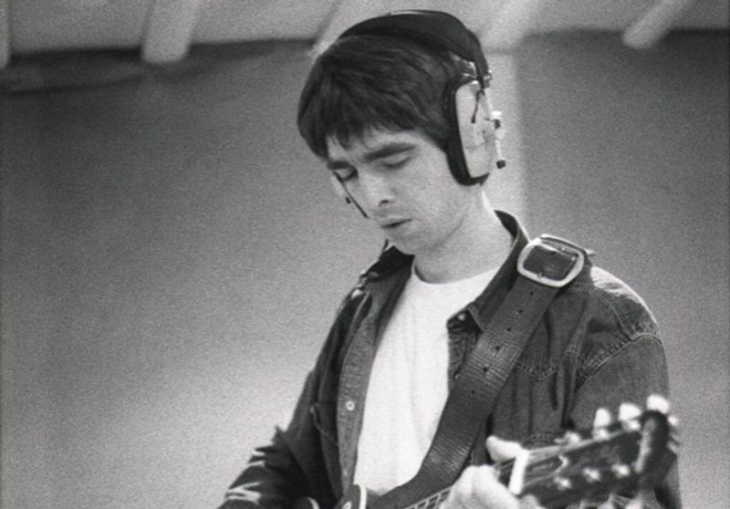 Noel Gallagher in studio di registrazione