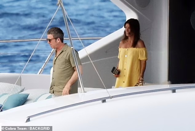 Noel Gallagher e Sara in vacanze a Formentera su uno Yacht